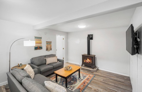 Bozeman House | Salesville Down -Sweet and Cozy 1 bedroom duplex located in Gallatin Gateway!