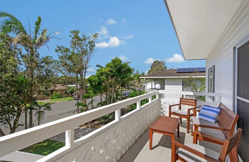 Lake Cathie House | Salt Breeze - ocean, lake and shop central. Pet friendly