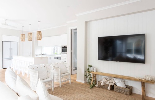 Casuarina House | Saltwater Retreat- Coastal 4bedroom holiday home