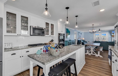 North Myrtle Beach House | Salty Beach: Walk2Beach*Bar*Dock+Kayaks*Fireplaces