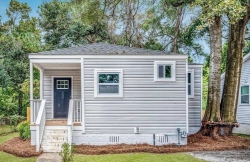 North Charleston Cottage | Salty Bottom Bungalow. Chic Renovated 3-bed, 2-bath in the center of Charleston!