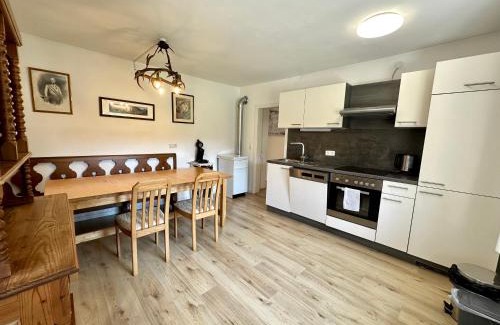 Pinsdorf House | Salzkammergut Homes Gmunden - Haus im Grünen, Ruhe, großer eingezäunter Garten - ideal für Familien und Hunde