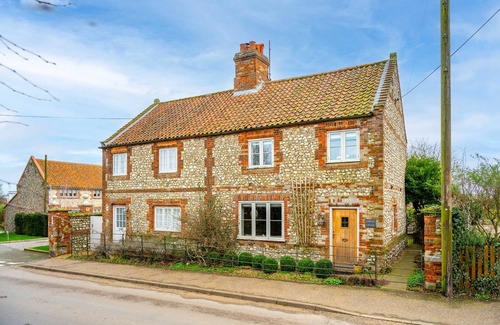 Docking Cottage | Samphire Cottage - character cottage with wood burning stove and courtyard garden