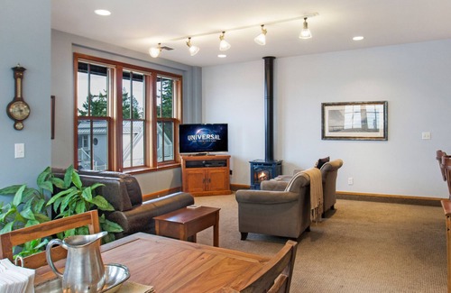 Friday Harbor Condo | San Juan Suites - High Seas! Downtown!