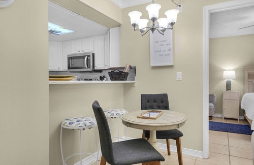Villa Sabine Condo | 🌴🐚🌴 Sand Dollar W-101: Ground Floor 1 BR | Walk to Beach + Bay