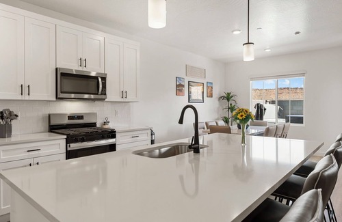 St. George House | Sand Hollow Serenity: Private Hot Tub