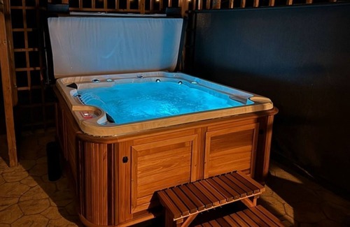 Kearney Cottage | Sand Lake Getaway - Modern Riverfront Cottage w/Swimming & Hot Tub
