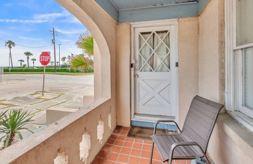 San Jacinto Cottage | Sand of Time Cottage (2-Bedroom) - Pets Allowed by RedAwning