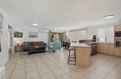 Ningi House | Sandstone Point (SEQ) Bribie Holidays Family Home, pet friendly