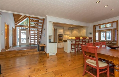 Muskoka Lakes House | Sandy Shores on Lake Joe