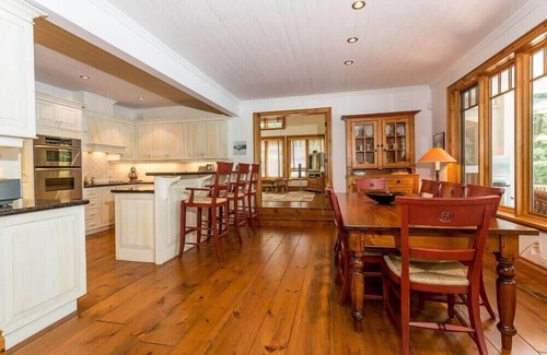 Muskoka Lakes House | Sandy Shores on Lake Joe