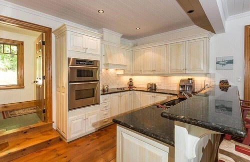 Muskoka Lakes House | Sandy Shores on Lake Joe