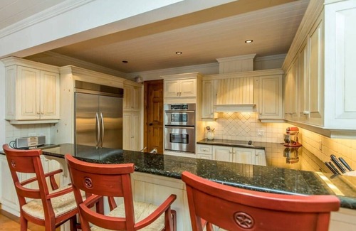 Muskoka Lakes House | Sandy Shores on Lake Joe