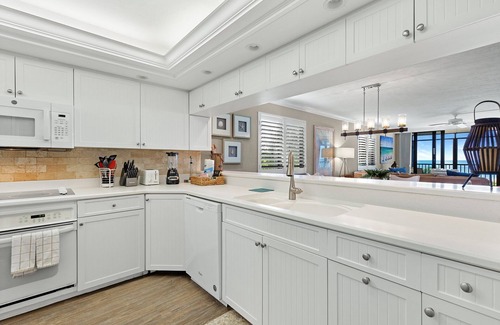 Beachview Country Club Estates Condo | Sanibel Beachfront Full Gulf View Condo! 3BR, 2 Bath! Heated Pool, 2 Pickleball!