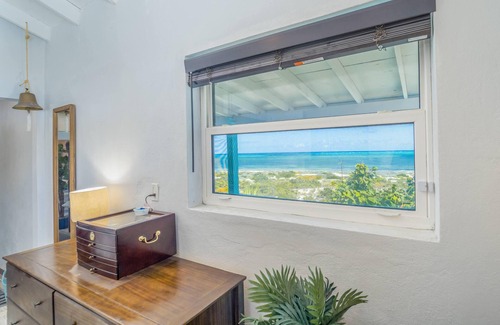 Cockburn Town Cottage | Santa Clara Cottage @ The Lookout > Beachfront w/AC