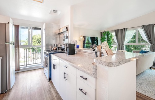 Ocean Park Apartment | Santa Monica Beach Suite. Off street parking and walking distance to everything!