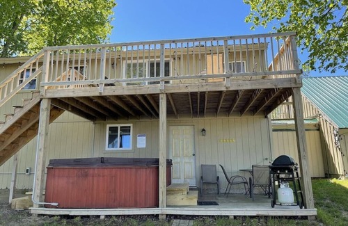 Christmas Apartment | Santa's Shack Downstairs - shared hot tub access