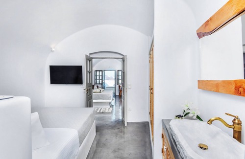 Oia Hotel | Sapphire Deluxe Suite with Private Hot Tub