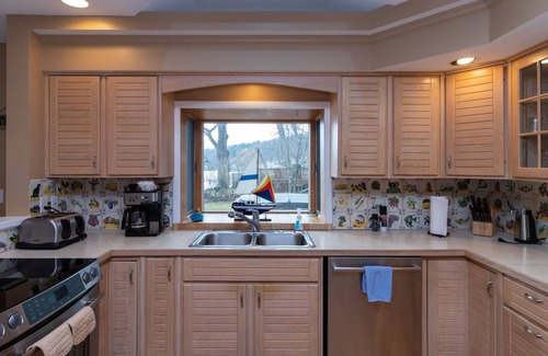 Valois Cottage | Sapphire Shores Retreat: A Family Paradise on Keuka Lake!