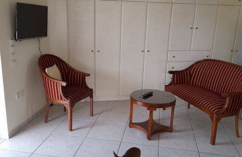 Saronikos Apartment | Sarah's studio is 10 minutes from the sea and 12 minutes from the airport.