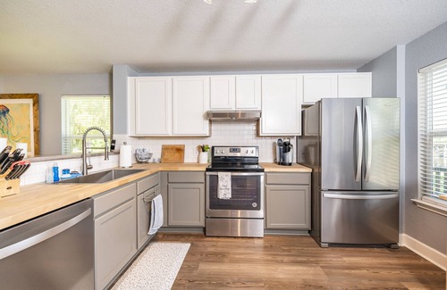 Cedar Lane House | Sargent Pearl - Updated Cottage on Caney Creek
