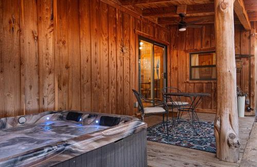 Fredericksburg House | Saw Mill Cabin - Hot Tub & 10 Mins to Main St