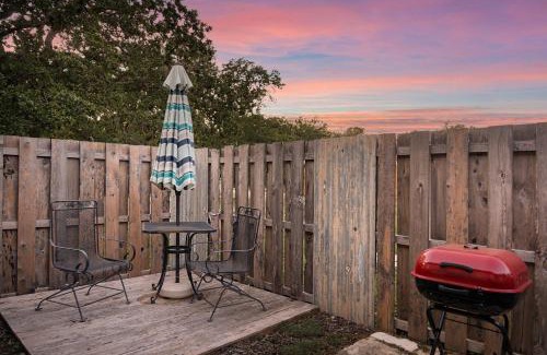 Fredericksburg House | Saw Mill Cabin - Hot Tub & 10 Mins to Main St