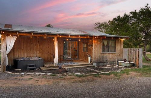 Fredericksburg House | Saw Mill Cabin - Hot Tub & 10 Mins to Main St