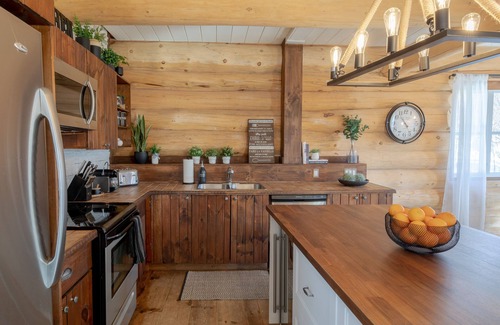 Saint-Faustin-Lac-Carre Ski Chalet | Scandinavian Log House – Golf, Spa & Sunny Summer Lake Getaway