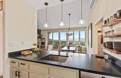 Sugar Mountain Condo | Scandinavian modern retreat with sweeping mountain views - shuttle to slopes