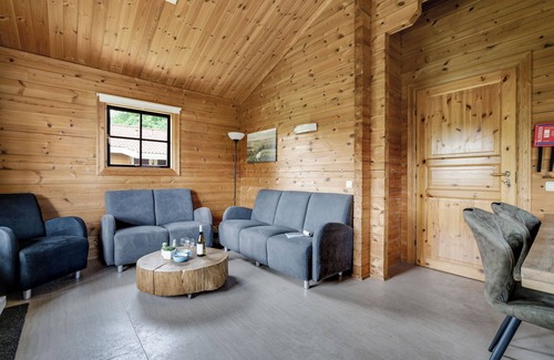 Gramsbergen House | Scandinavian-style 6-person bungalow with covered veranda and Wi-Fi, near Gramsbergen at activity-filled park ’t Hooge Holt.