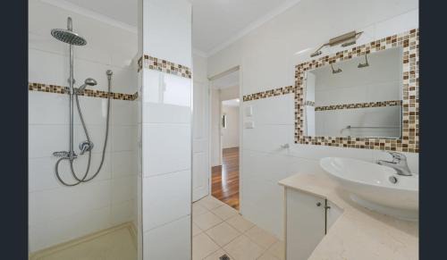 Redcliffe Apartment | Scarborough Private Accommodation B