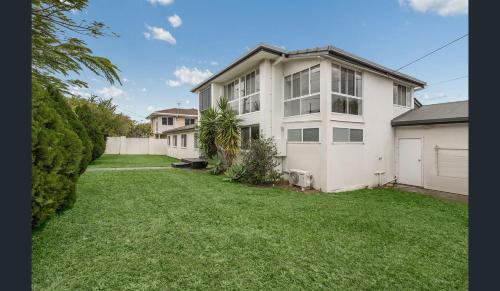 Redcliffe Apartment | Scarborough Private Accommodation B