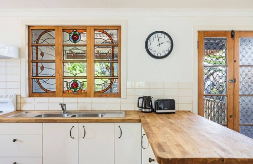 Scarness Cottage | Scarness Cottage Serene Queenslander by the Sea