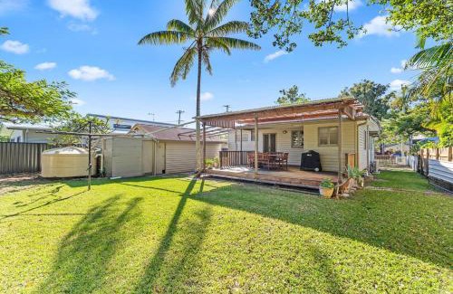 Scarness House | Scarness Cottage - Serene Queenslander by the Sea