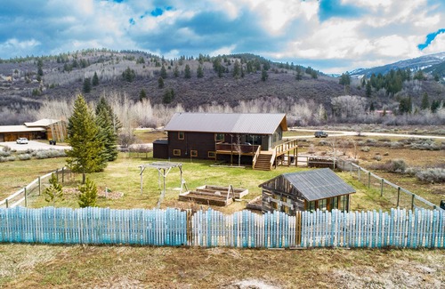 Victor House | Scenic 4 Bedroom Mountain Home with AC+Fenced Yard
