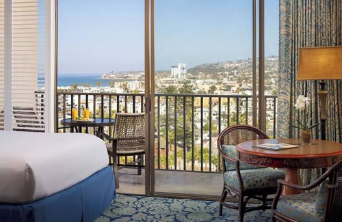 Crown Point Hotel | Scenic Bay View King Suite at Catamaran Resort & Spa