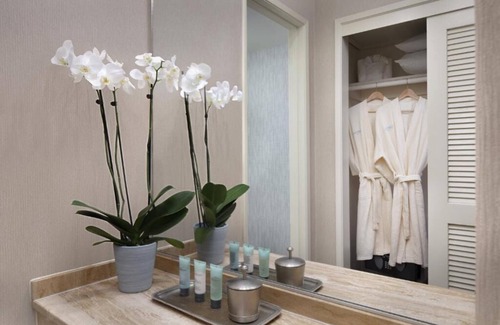 Crown Point Hotel | Scenic Bay View King Suite at Catamaran Resort & Spa