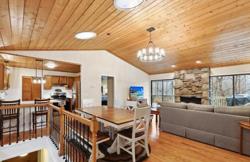 Sapphire House | Scenic Home with Fire Pit and Sapphire Valley Perks!