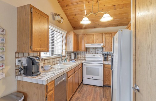 Tahoe Vista House | Scenic Lake Views: Snow & Beach Adventures Nearby!