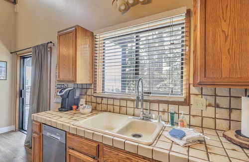 Tahoe Vista House | Scenic Lake Views: Snow & Beach Adventures Nearby!
