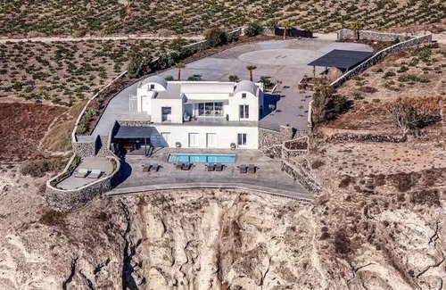 Megalochori House | SCENIC MOUNTAINOUS COASTLINE IN TRADITIONAL VILLAGE OF SANTORINI