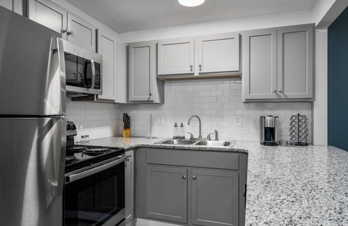Forest Park Apartment | Scenic Retreat| Modern Comfort in Heart of Bham