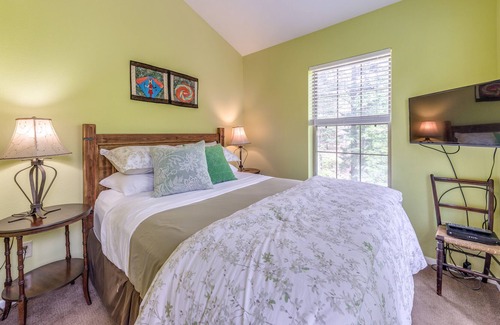Ruidoso Cabin | Scenic Riverside Cabin in Ruidoso w/ Deck & Grill!