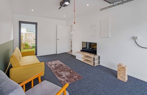 Trentham House | Scenic Views from our 2-BR Trentham Hideaway
