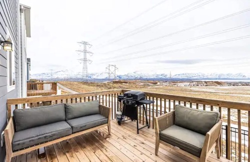 Saratoga Springs House | Scenic Views with Game Room