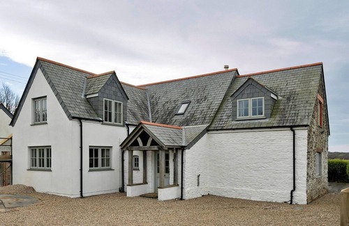 Treator House | Schoolhouse in Cornwall near Mawgan Porth Beach