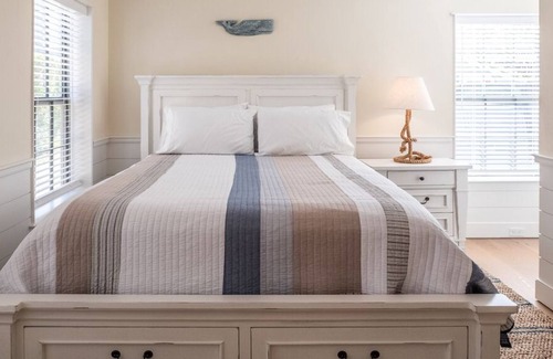 Siasconset House | Sconset Village and steps to the beach