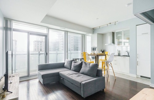 Downtown Toronto Hotel | Scotiabank Arena 3bed, 1bath Downtown Toronto W/Parking