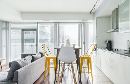 Downtown Toronto Hotel | Scotiabank Arena 3bed, 1bath Downtown Toronto W/Parking